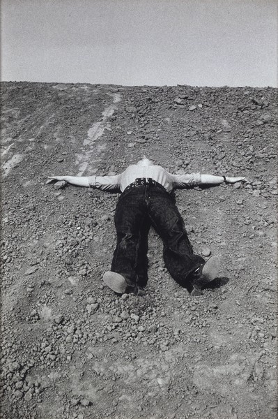 Vivement demain : Gina Pane. Terre protégée II, Pinarela, juin 1970, Tirage argentique noir et blanc sur papier, 100 x 67,5 cm. © Adagp, Paris 2012. Photo © Jacques Faujour.